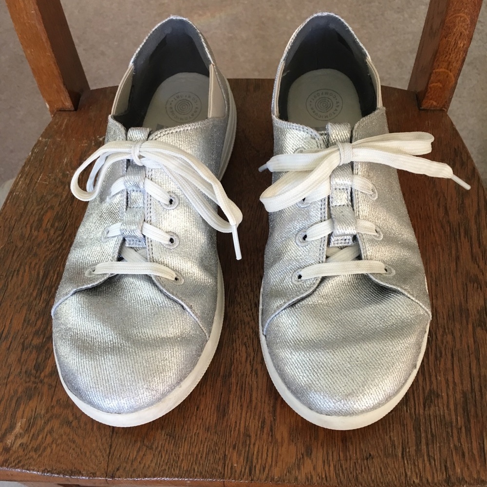 Fitflop Size 7.5 Silver Metallic Lace-up Shoes